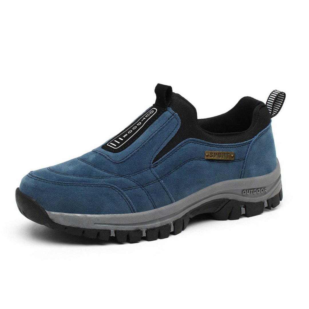 Afbeelding van de Luvago wandelschoenen in een stijlvolle blauwe kleur. Deze comfortabele schoenen zijn voorzien van een stevige antislipzool met profiel voor uitstekende grip op verschillende ondergronden. Het ademende materiaal en de elastische instap zorgen voor optimaal draagcomfort en een perfecte pasvorm. Ideaal voor wandelen en dagelijks gebruik, met een moderne en sportieve uitstraling.