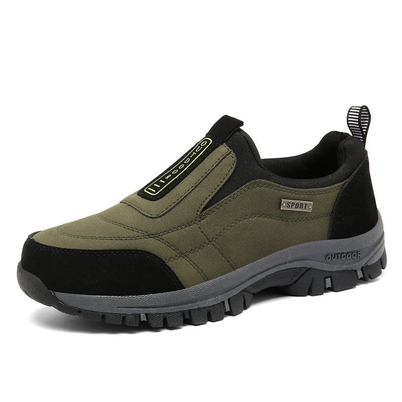 Afbeelding van de Luvago wandelschoenen in een stoere legergroene kleur met zwarte accenten. Deze comfortabele schoenen hebben een stevige antislipzool met profiel voor optimale grip en stabiliteit op diverse ondergronden. Het ademende bovenwerk en de elastische instap zorgen voor een perfecte pasvorm en langdurig draagcomfort. Ideaal voor wandelen en dagelijks gebruik, met een moderne en robuuste uitstraling.