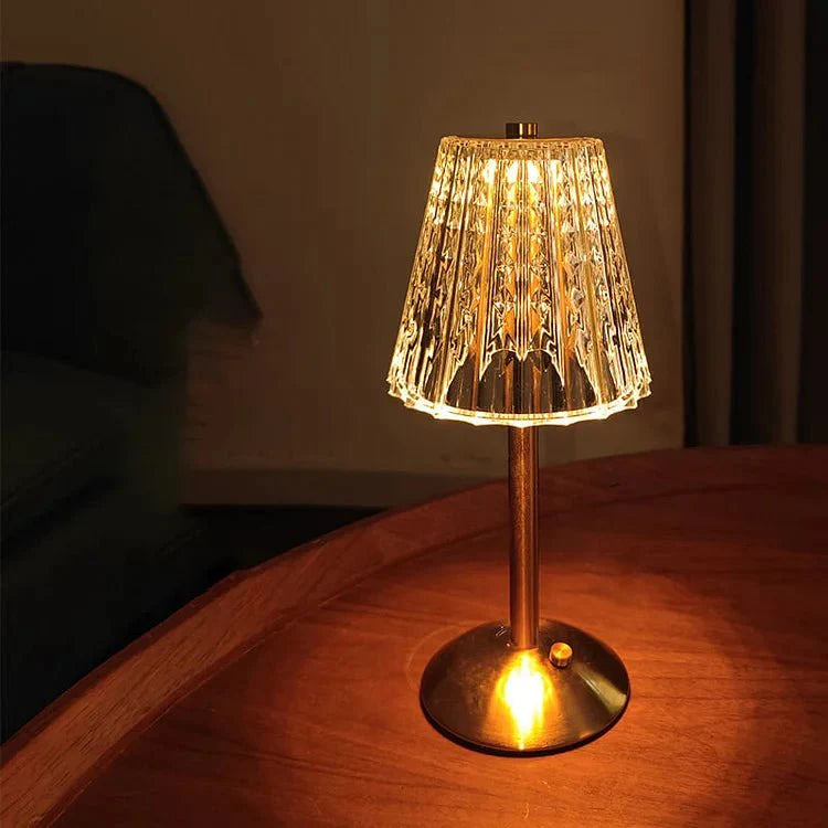 Magnova draadloze lamp met een modern ontwerp, een gouden basis en een elegante gestreepte lampenkap die een warme en sfeervolle gloed uitstraalt, ideaal voor elk interieur.