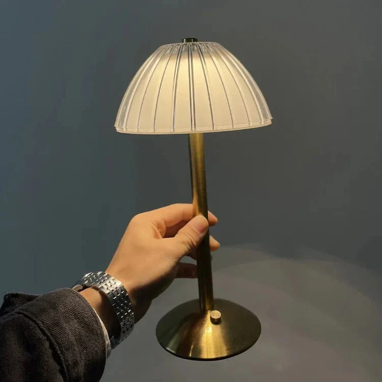 Magnova draadloze lamp met een modern design, gecombineerd met een elegante metalen basis en een gestreepte lampenkap, perfect voor een stijlvolle en praktische verlichtingservaring.