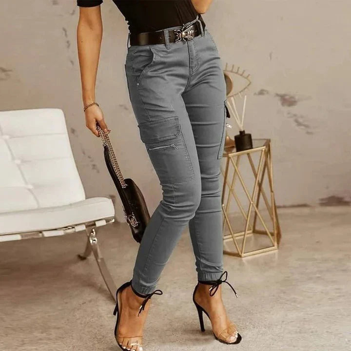 Stijlvolle en comfortabele Merlijn damesjeans met een moderne pasvorm. De broek heeft handige zakdetails en een flatterend ontwerp, perfect voor een casual-chique look. Ideaal te combineren met hakken en accessoires voor een elegante uitstraling.