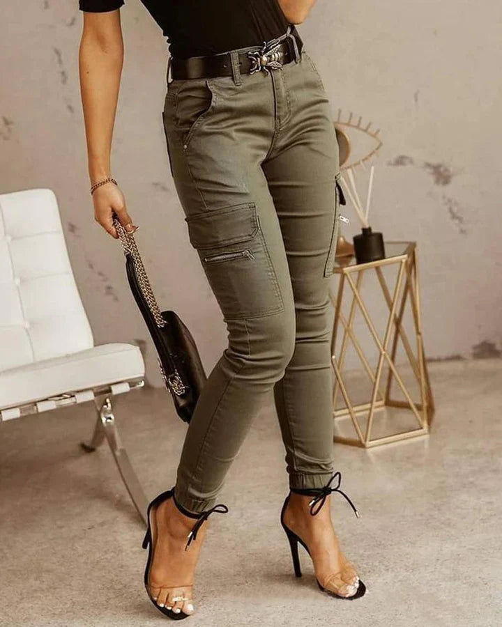 Trendy en comfortabele Merlijn damesjeans in een moderne pasvorm. De broek heeft stijlvolle zakdetails en een flatterend ontwerp, perfect voor een modieuze en casual-chique look. Ideaal te combineren met hakken en accessoires.
