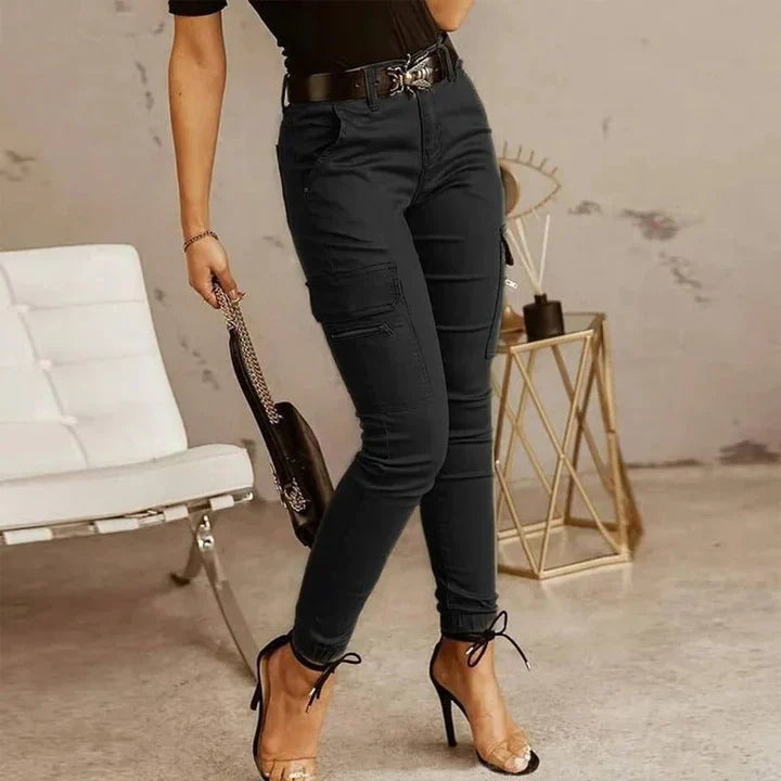 Stijlvolle en comfortabele Merlijn damesjeans in een elegante zwarte kleur. De broek heeft een moderne pasvorm met trendy zakdetails en een flatterend silhouet. Perfect voor een modieuze en veelzijdige look, ideaal te combineren met hakken en accessoires.