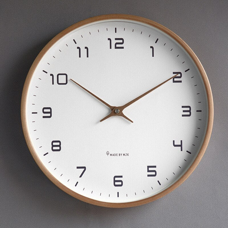 Minimalistische Holz-Wanduhr für skandinavische Innenräume