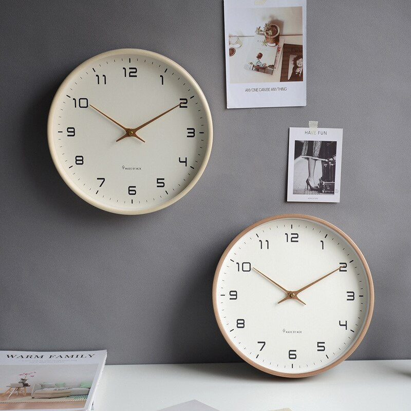 Minimalistische Holz-Wanduhr für skandinavische Innenräume