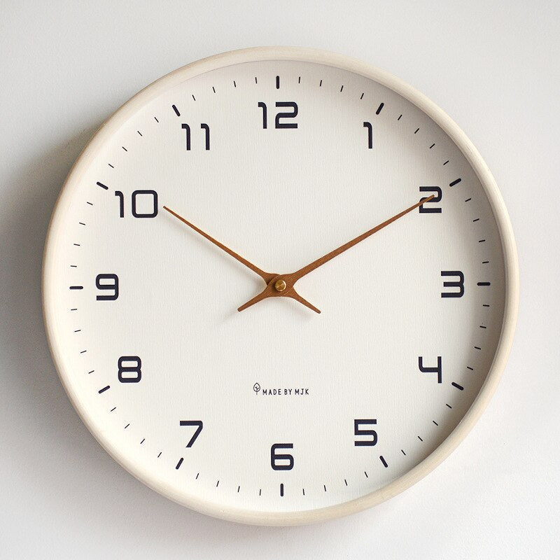 Minimalistische Holz-Wanduhr für skandinavische Innenräume