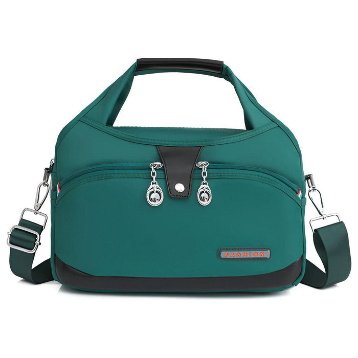 Stijlvolle groene handtas met schouderband, dubbele ritssluitingen en zilverkleurige details. De tas heeft een praktisch ontwerp met meerdere vakken en een afneembare, verstelbare schouderriem. Perfect voor dagelijks gebruik of zakelijke gelegenheden.