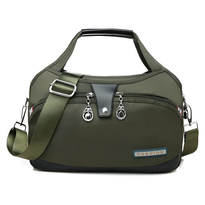 Stijlvolle olijfgroene handtas met schouderband, dubbele ritssluitingen en zilverkleurige details. De tas heeft een praktisch ontwerp met meerdere vakken en een afneembare, verstelbare schouderriem. Ideaal voor dagelijks gebruik of zakelijke gelegenheden.