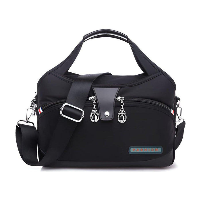 Stijlvolle zwarte handtas met schouderband, dubbele ritssluitingen en zilverkleurige details. De tas heeft een praktisch ontwerp met meerdere vakken en een afneembare, verstelbare schouderriem. Ideaal voor dagelijks gebruik of zakelijke gelegenheden.