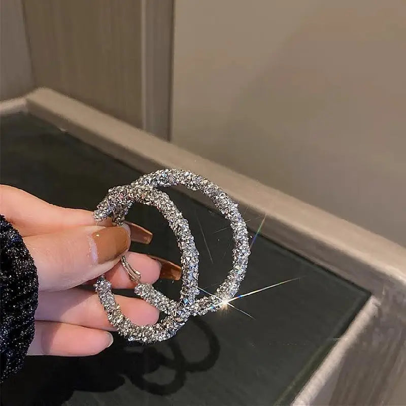 Élégantes boucles d'oreilles en strass noir