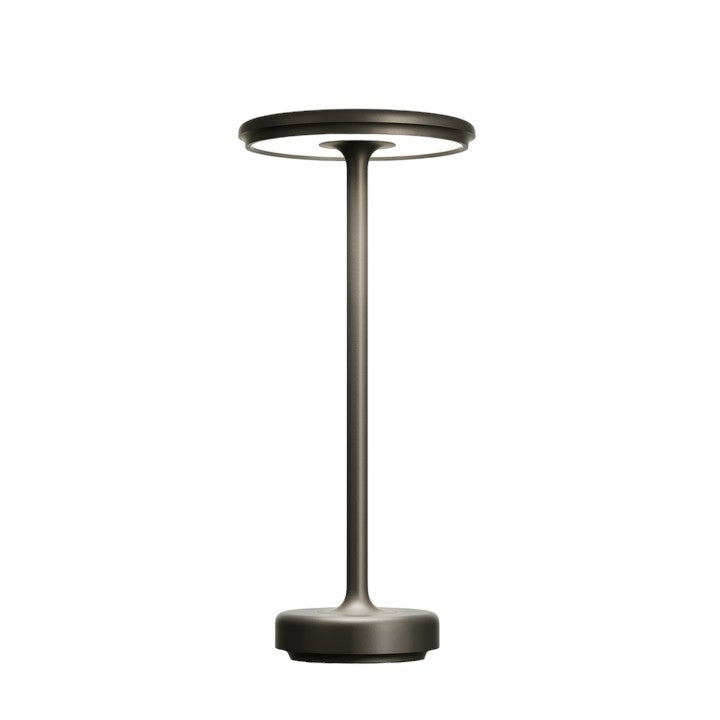 Oasa Mood Light draadloze en oplaadbare lamp in een strakke en moderne design, met een metalen basis en een ringvormige bovenkant.