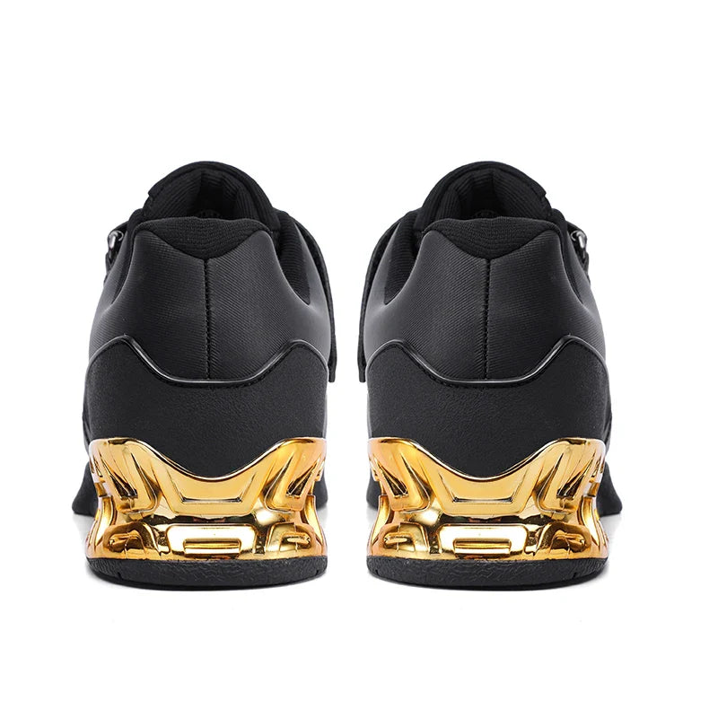 Afbeelding van de achterkant van de Olymporix gewichthefschoenen voor heren, zwart met gouden zool voor extra stabiliteit en ondersteuning tijdens krachttraining.