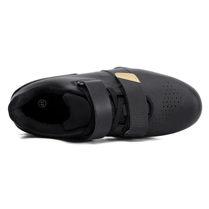 Afbeelding van de bovenkant van de Olymporix gewichthefschoenen voor heren, zwart met een gouden detail op de zijkant voor extra stijl en ondersteuning tijdens het tillen.