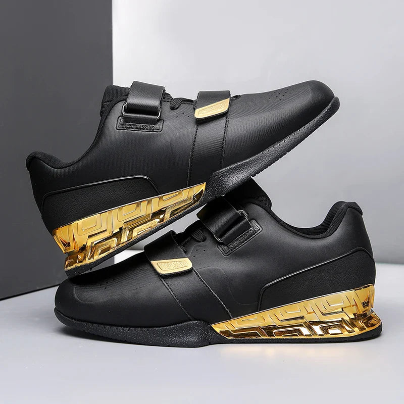 Afbeelding van Olymporix gewichthefschoenen voor heren, zwart met gouden details op de zool, ontworpen voor kracht en stabiliteit tijdens het trainen.