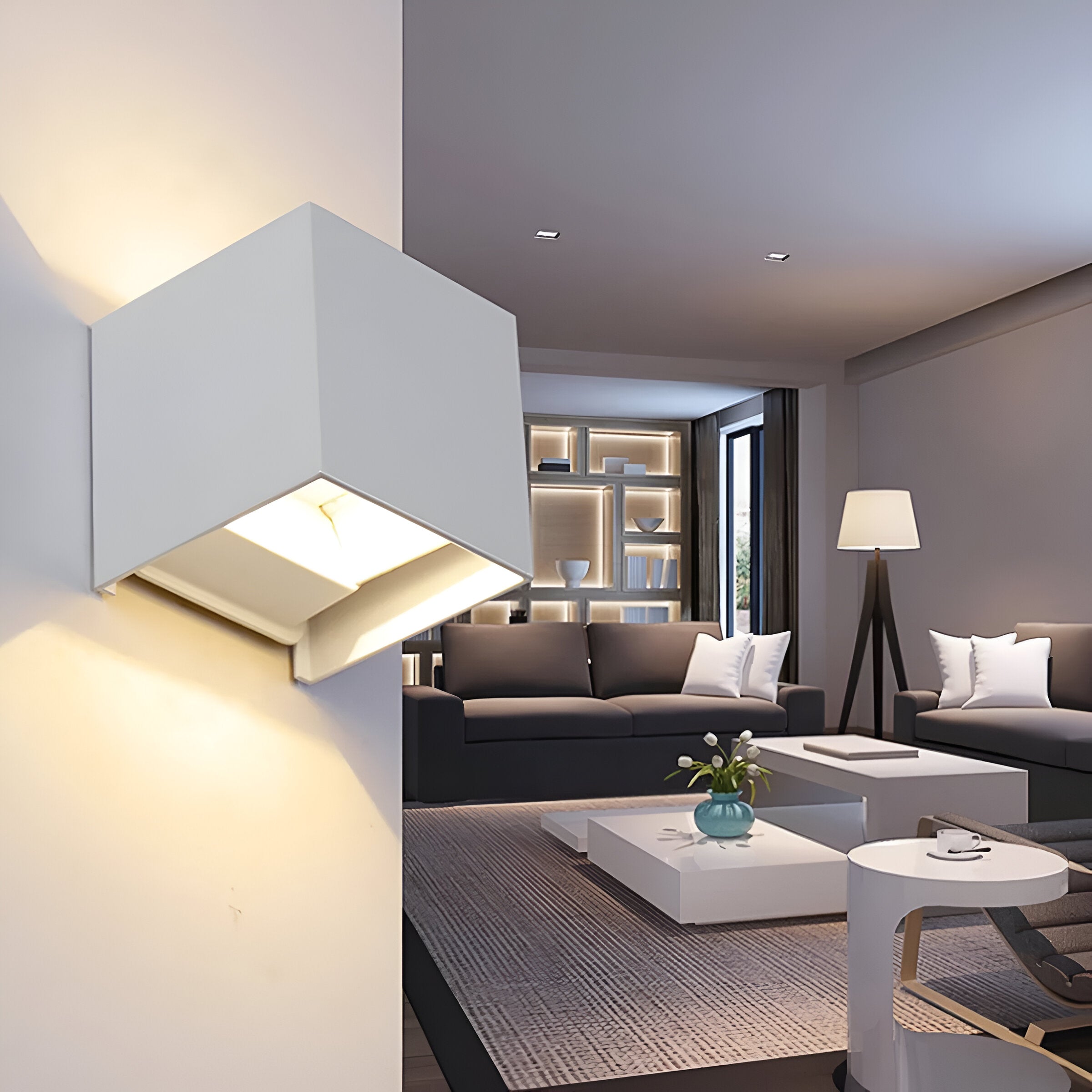 Omnira Glow verstelbare wandlamp in wit, gemonteerd op een muur in een moderne woonkamer, met een zachte verlichting die omhoog en omlaag schijnt.