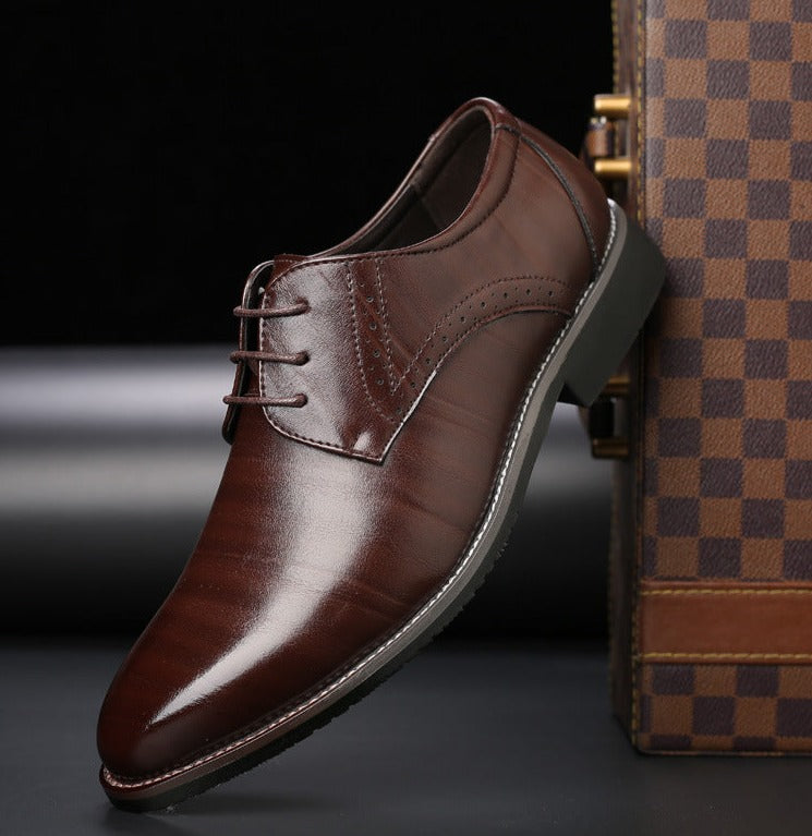 Donkerbruine leren veterschoenen voor heren, ontworpen met een klassieke brogue-stijl. Het gepolijste leer en de verfijnde stiksels zorgen voor een elegante uitstraling, perfect voor zakelijke en formele gelegenheden. De comfortabele pasvorm en stevige zool maken deze schoenen een uitstekende keuze voor stijl en comfort.