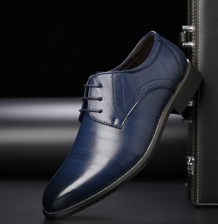 Donkerblauwe leren veterschoenen voor heren met een klassieke brogue-stijl. De gepolijste afwerking en verfijnde stiksels geven de schoenen een elegante uitstraling. Het comfortabele ontwerp en de stevige zool maken deze schoenen perfect voor zakelijke en formele gelegenheden, met zowel stijl als comfort in gedachten.