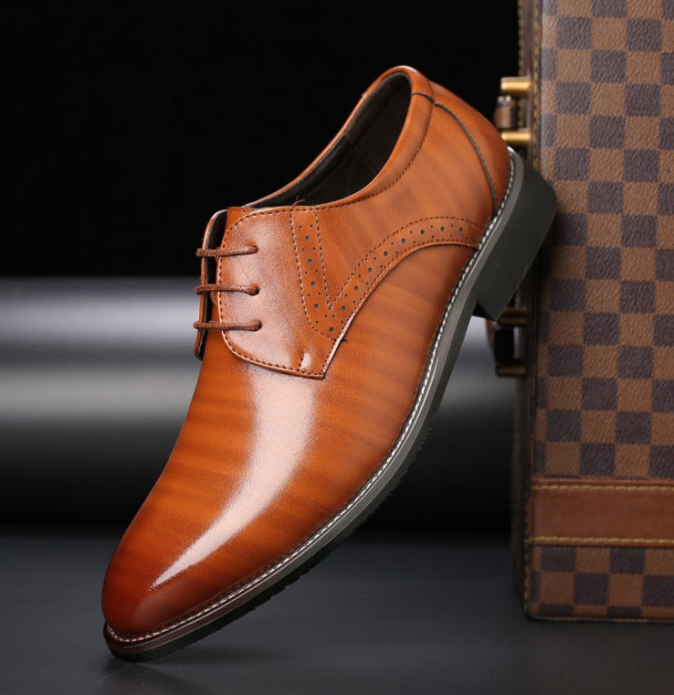 Leren veterschoenen voor heren in een warme cognackleur, met een klassieke brogue-stijl. De schoenen hebben een glanzende afwerking, subtiele stiksels en een stevige, comfortabele zool, waardoor ze perfect zijn voor formele en zakelijke gelegenheden. Het elegante ontwerp biedt zowel stijl als comfort, ideaal voor elke gelegenheid.