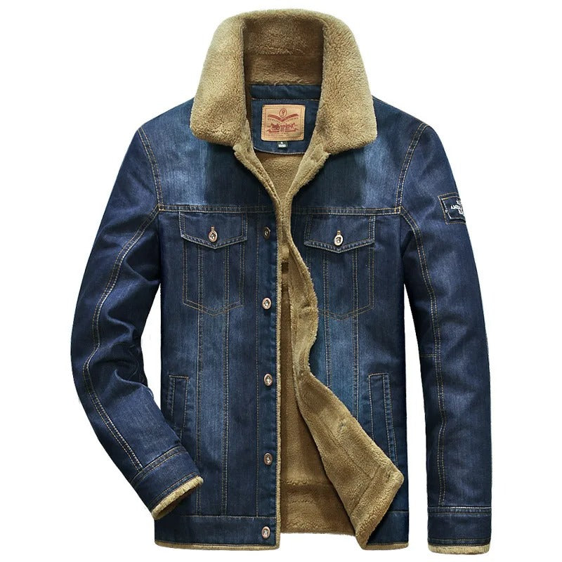 Een stoere, denim windbreaker met een warme fleecevoering, perfect voor koude dagen. De jas heeft een opstaande kraag, knoopsluitingen en praktische borst- en zijzakken. Het ademende fleece biedt extra comfort, terwijl de klassieke denimlook een casual, maar stijlvolle uitstraling geeft. Ideaal voor zowel dagelijks gebruik als buitenactiviteiten in de herfst en winter.