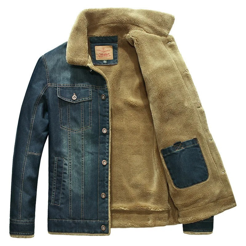 De binnenkant van de denim windbreaker, voorzien van een zachte fleecevoering die zorgt voor extra warmte en comfort. De jas heeft een stoere uitstraling met metalen knopen en een klassieke denim look, gecombineerd met een extra voering die de jas perfect maakt voor koudere dagen.