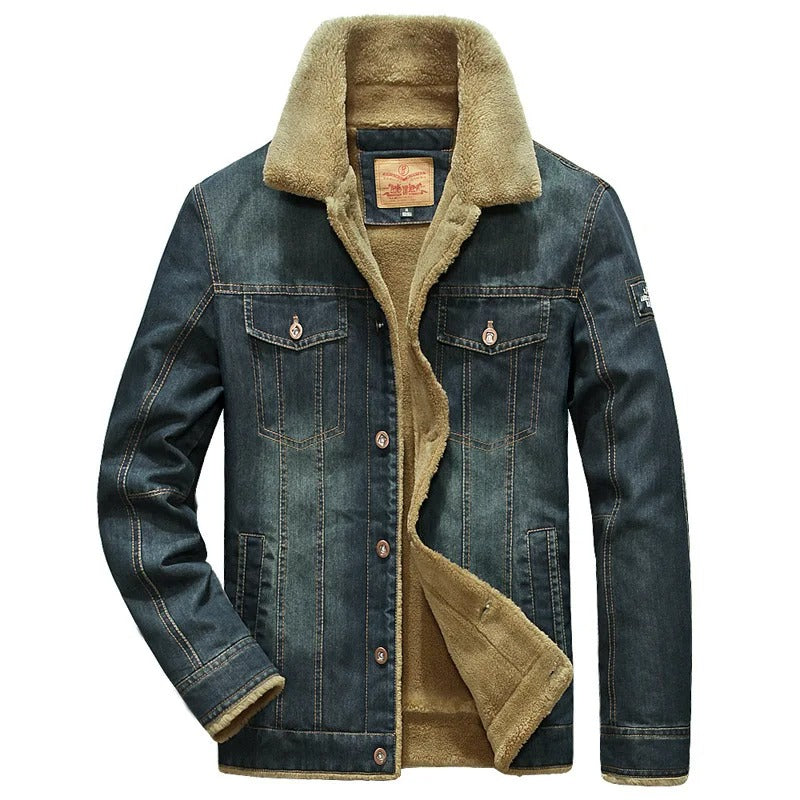 Een stoere, denim windbreaker met een warme fleecevoering, perfect voor koude dagen. De jas heeft een opstaande kraag, knoopsluitingen en praktische borst- en zijzakken. Het ademende fleece biedt extra comfort, terwijl de klassieke denimlook een casual, maar stijlvolle uitstraling geeft. Ideaal voor zowel dagelijks gebruik als buitenactiviteiten in de herfst en winter.