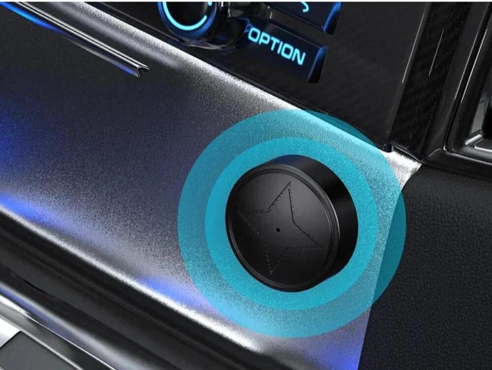 Orbitron GPS Tracker met krachtige magnetische bevestiging, bevestigd in het interieur van een auto, met zichtbare blauwe indicatie van draadloze connectiviteit en de tracker op een metalen oppervlak.