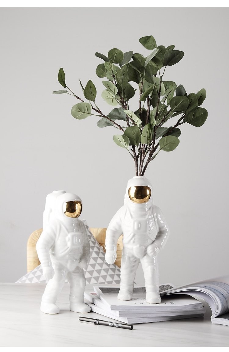 OriaDecor bloemenhouder in de vorm van een astronaut, gemaakt van wit keramiek met een gouden helm. Perfect voor kamerplanten of decoratieve takken. Modern en creatief ontwerp dat elke ruimte een speelse en unieke uitstraling geeft.