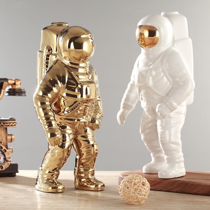 OriaDecor bloemenhouder in de vorm van een astronaut, verkrijgbaar in glanzend goud en wit keramiek. Een uniek en creatief ontwerp dat perfect is als decoratief item voor elke ruimte. Voeg een speelse en moderne uitstraling toe aan je interieur.