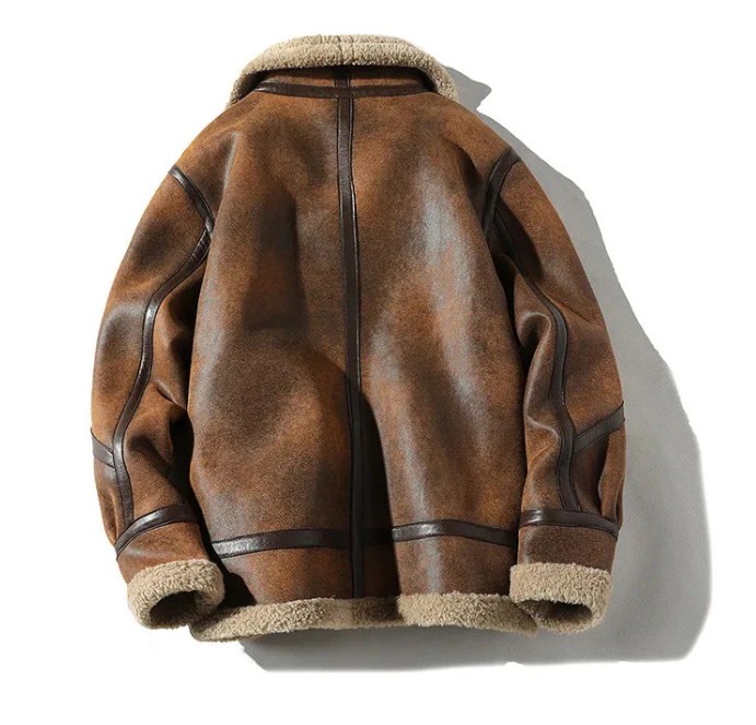 Een bruin leren jas met beige sherpa voering, met de voorkant waarop ritsen en zakken zichtbaar zijn.