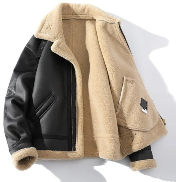 Een zwart leren jas met een beige sherpa voering, met een weergave van de binnenkant.