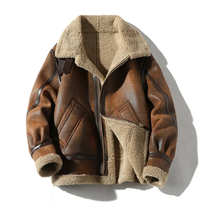 Een bruin leren jas met beige sherpa voering, met een weergave van de achterkant met een gladde uitstraling en leren patches.