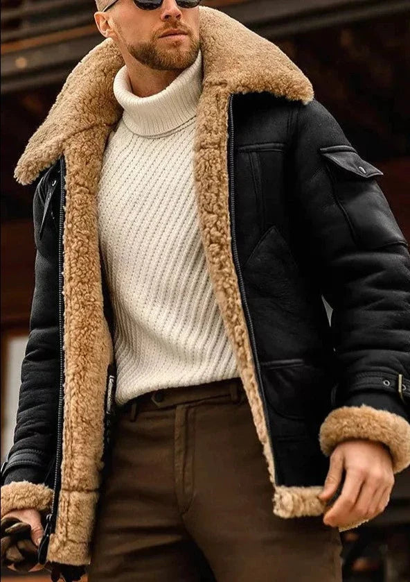 Een klassieke leren flying jacket in zwart met een luxe beige schapenvachtvoering. Het jasje, gecombineerd met een stijlvolle witte turtleneck trui en moderne zonnebril, biedt de perfecte balans tussen functionaliteit en mode, ideaal voor de koude winterdagen.