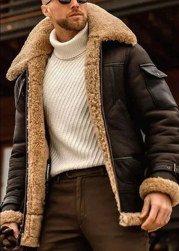 Een stijlvolle leren flying jacket in zwart met een luxe beige schapenvachtvoering, gecombineerd met een warme witte turtleneck trui. Dit klassieke ontwerp is ideaal voor koude winterdagen, met een modern en veelzijdig design dat zowel functionaliteit als mode benadrukt. Het is een perfecte keuze voor een verfijnde, casual uitstraling.