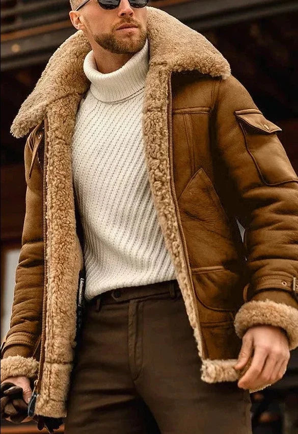 Een klassieke leren flying jacket in een rijke bruine kleur, met een luxe beige schapenvachtvoering voor extra warmte. Gecombineerd met een stijlvolle witte turtleneck trui, biedt deze jas een perfecte balans tussen modern design en tijdloze elegantie. Ideaal voor de koudere maanden, met een comfortabele en modieuze uitstraling die zowel casual als verfijnd is.