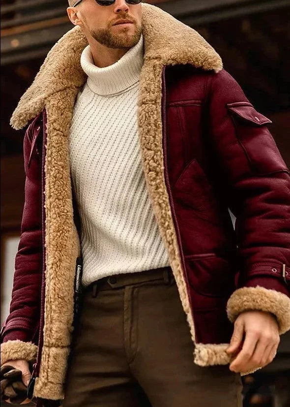 Een stijlvolle leren flying jacket in bordeauxrood met een warme, fluffy voering en een moderne snit. Het perfect gestructureerde ontwerp, gecombineerd met een comfortabele turtleneck trui, biedt zowel warmte als een verfijnde uitstraling voor de wintermaanden.
