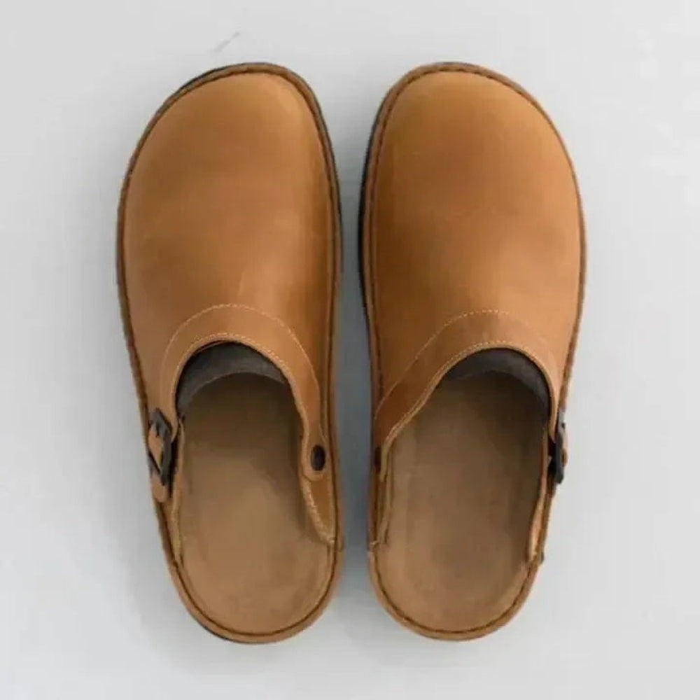 Cognackleurige leren slippers van Paxano, bovenaanzicht. Met verstelbare band en ergonomisch voetbed, bieden deze slippers zowel comfort als een tijdloze stijl. Perfect voor dagelijks gebruik.
