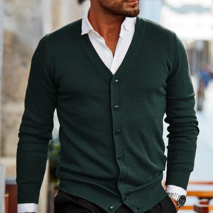 Donkergroen vest met een V-hals en knoopsluiting, gecombineerd met een strakke en comfortabele pasvorm. Dit veelzijdige ontwerp biedt zowel stijl als functionaliteit, ideaal voor casual of semi-formele gelegenheden. Het vest is perfect voor een ontspannen, chique look met een moderne uitstraling.