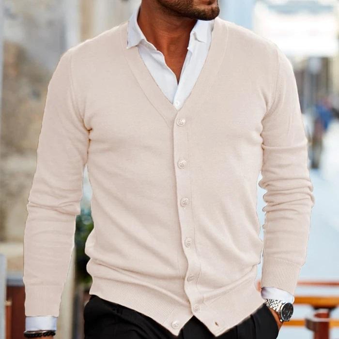 Lichtbeige vest met een V-hals en knoopsluiting, ideaal voor een comfortabele en stijlvolle look. Dit veelzijdige ontwerp is perfect voor casual of semi-formele gelegenheden, en biedt zowel elegantie als gemak. Het vest is de perfecte keuze voor een verfijnde, relaxte uitstraling.