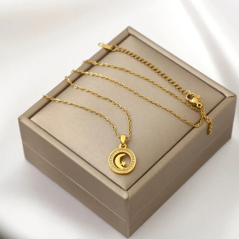 Incantevole Collana con Ciondolo Luna e Stella