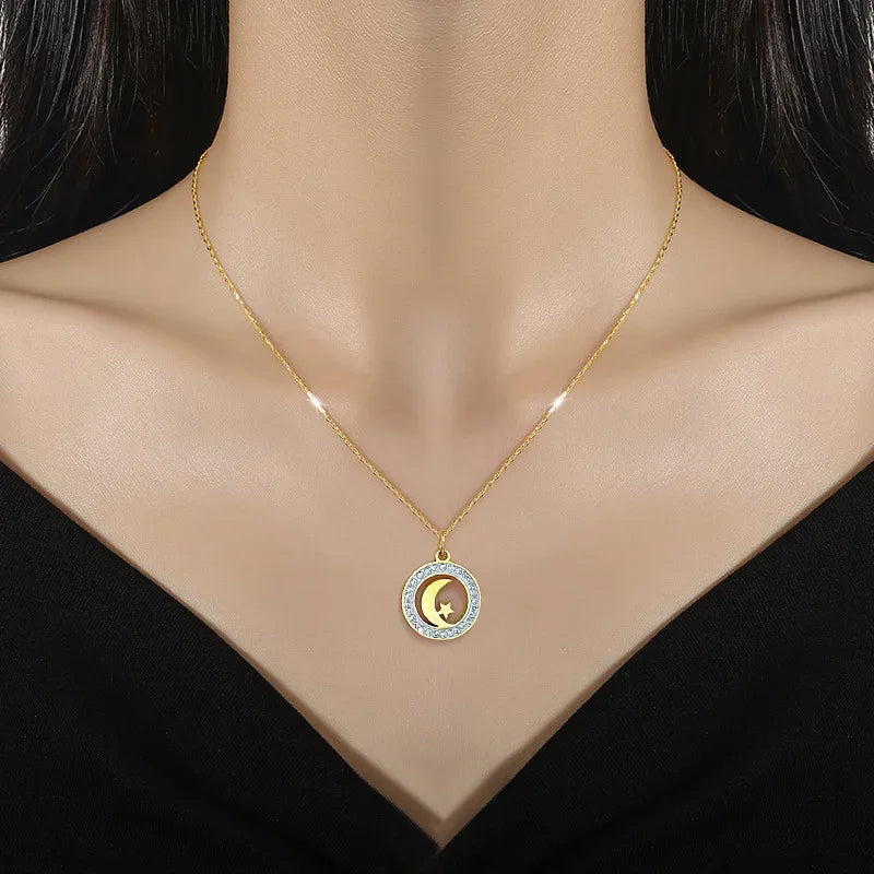 Incantevole Collana con Ciondolo Luna e Stella