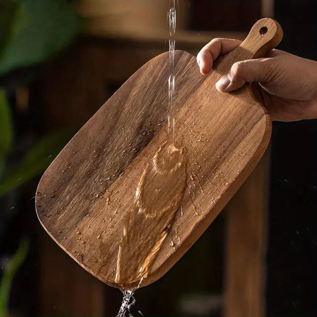 Pravero snijplank van hout met waterafstotende eigenschappen. De stevige, functionele snijplank is eenvoudig te reinigen en ideaal voor dagelijks gebruik in de keuken. Stijlvol design met handig ophangoog.