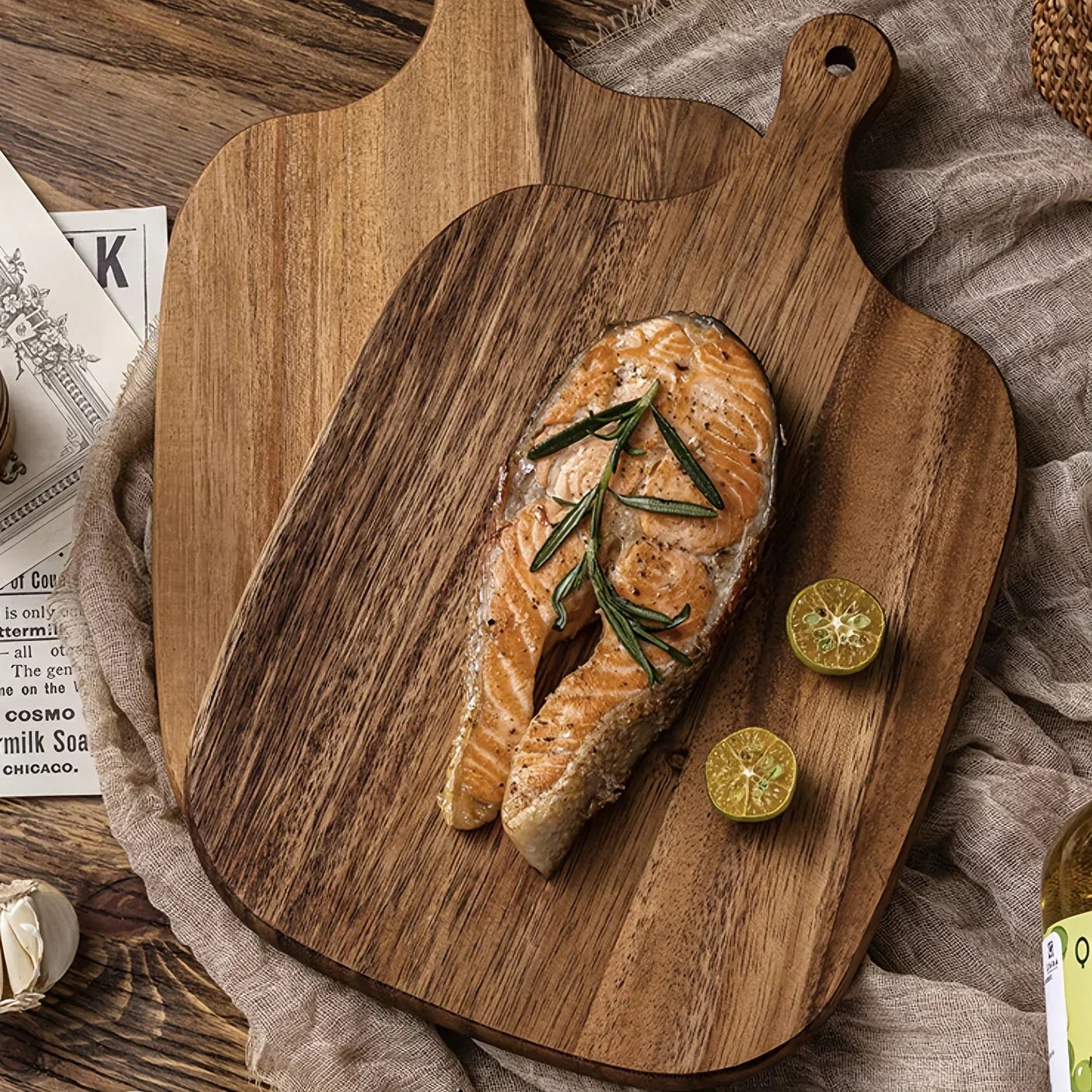 Pravero snijplank met een luxe en functioneel ontwerp. De snijplank is gemaakt van stevig hout met een handvat voor eenvoudig gebruik. Perfect voor het serveren of bereiden van maaltijden in de keuken.
