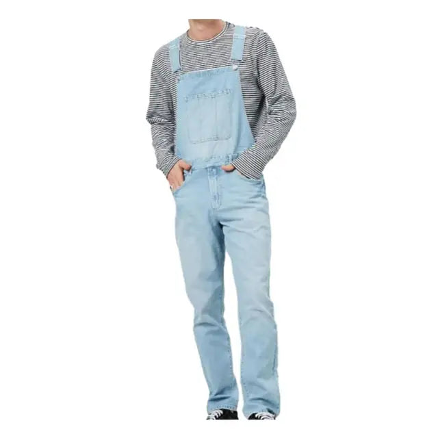 Een luchtige en comfortabele denim overall in een lichte kleur, perfect voor de lente en zomer. Het ontwerp met brede schouderbanden en ruime zakken biedt zowel stijl als functionaliteit. Gecombineerd met een gestreept shirt, maakt deze outfit een casual en moderne statement, ideaal voor een ontspannen dag in de stad of een informele gelegenheid.