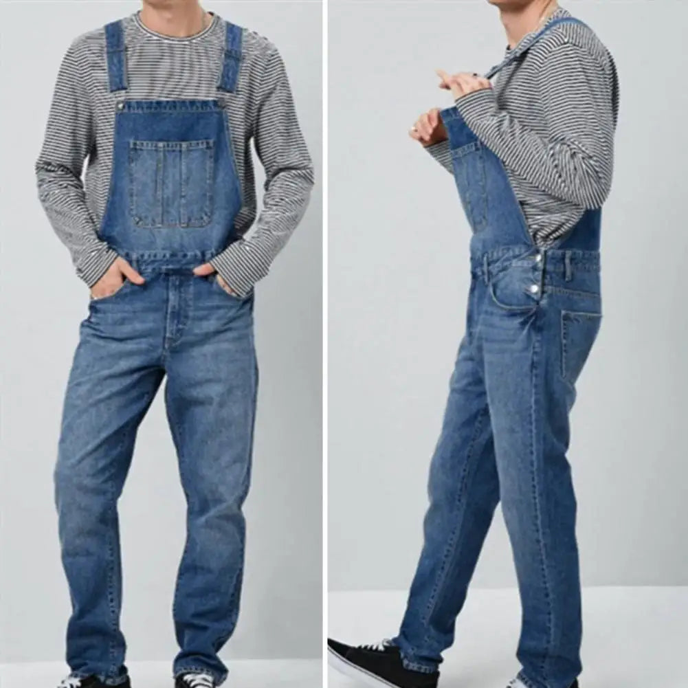 Moderne en veelzijdige denim overall, ontworpen voor comfort en stijl. Het model in een klassieke blauwe kleur heeft brede schouderbanden en meerdere praktische zakken, ideaal voor zowel werk als casual uitjes. Het wordt gecombineerd met een gestreept shirt voor een casual, maar modieuze uitstraling, perfect voor een relaxte en actieve dag.