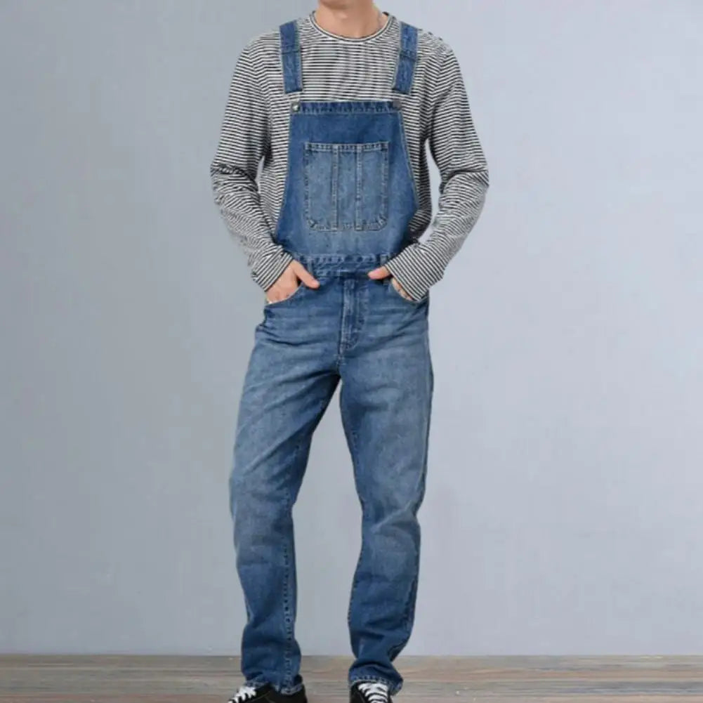 Comfortabele en trendy denim overall in een klassieke blauwe tint. De overall heeft verstelbare schouderbanden en ruime zakken voor functionaliteit en gemak. Het casual ontwerp wordt gecombineerd met een gestreept T-shirt voor een moeiteloze, modieuze look, geschikt voor zowel dagelijks gebruik als een ontspannen uitje.