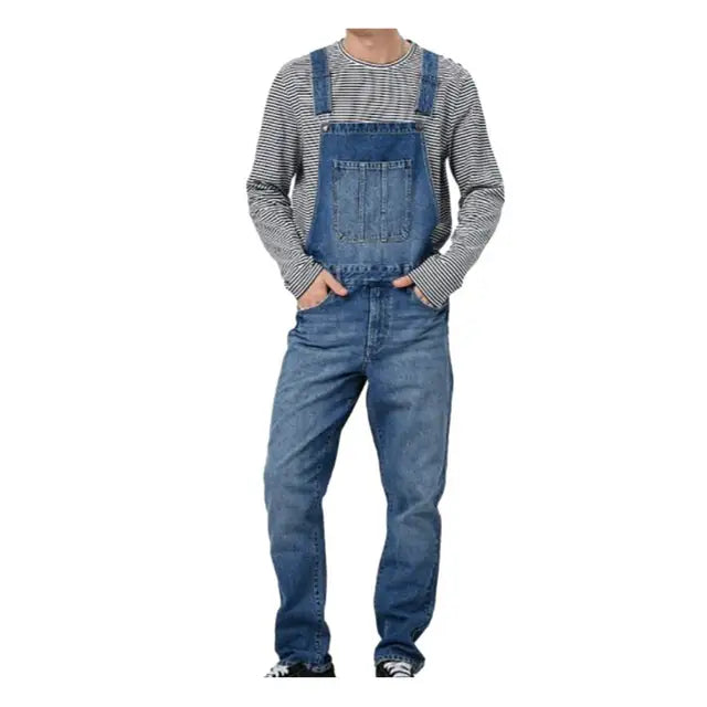 Een moderne en praktische denim overall, uitgevoerd in een klassieke blauwe kleur. De overall heeft een comfortabele pasvorm en is voorzien van meerdere zakken voor handige opbergruimte. De combinatie met een gestreept shirt maakt het geheel casual en stijlvol, perfect voor elke gelegenheid waarbij functionaliteit en mode samenkomen.