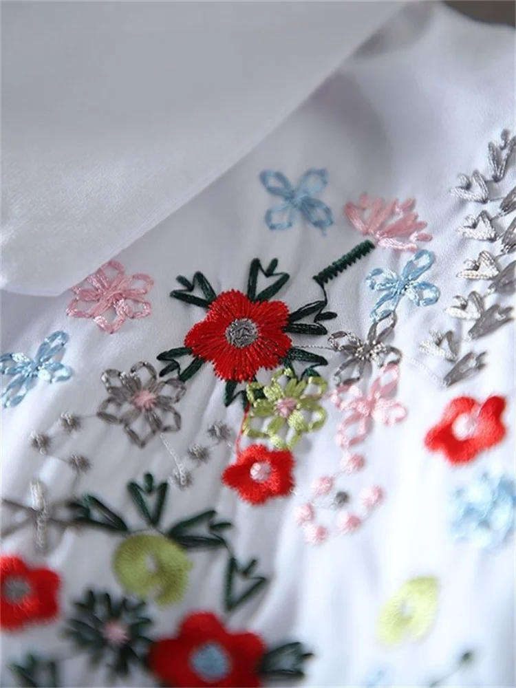 Reine Baumwollbluse mit bestickten Blumen