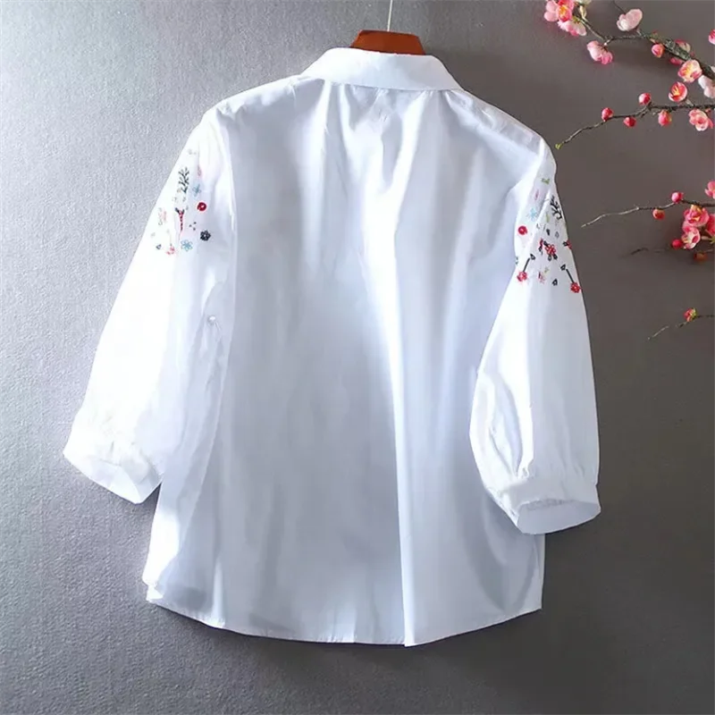 Reine Baumwollbluse mit bestickten Blumen