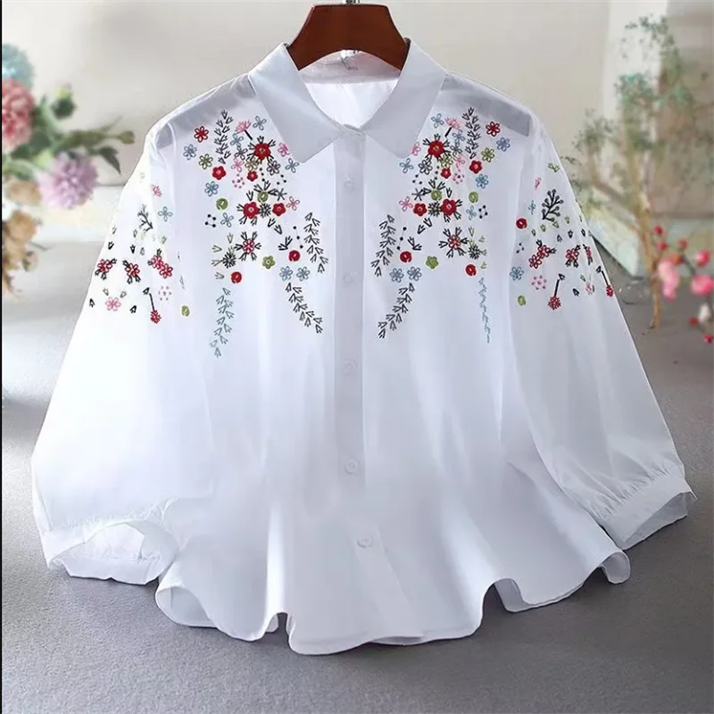 Reine Baumwollbluse mit bestickten Blumen