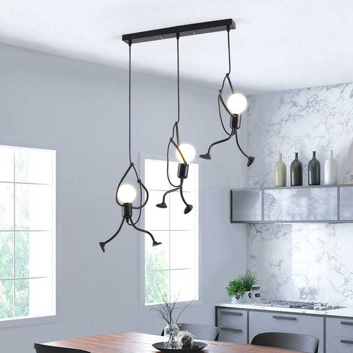Industriële hanglamp met drie speelse figuren die elk een gloeilamp vasthouden, perfect voor een moderne en unieke keuken- of eetkamerinrichting.